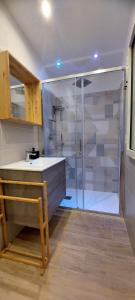 een badkamer met een douche, een wastafel en een wastafel bij Liberato Puglia Vacanze in Peschici