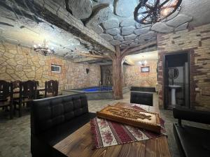 ein Wohnzimmer mit einem Sofa und einem Tisch darin in der Unterkunft Z Narek in Elar