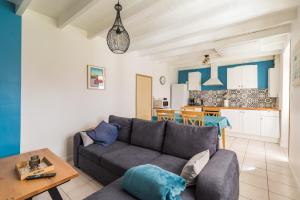 sala de estar con sofá y mesa en La Maison Bretonne - 300m de la mer, en Pleubian