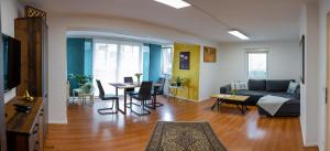 ein Wohnzimmer mit einem Sofa und einem Tisch in der Unterkunft Garden Town Appartement in Salzburg