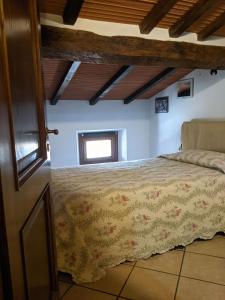 ein Schlafzimmer mit einem Bett in einem Zimmer mit einem Fenster in der Unterkunft La Rosetta in Querceta