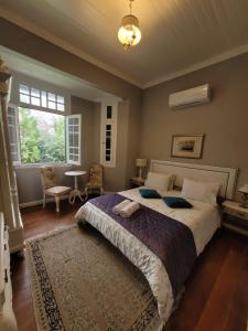 sypialnia z dużym łóżkiem i oknem w obiekcie Casa Villa Constanza w mieście Itaipava