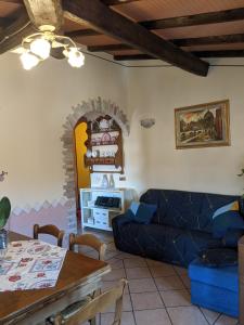ein Wohnzimmer mit einem blauen Sofa und einem Tisch in der Unterkunft La Rosetta in Querceta