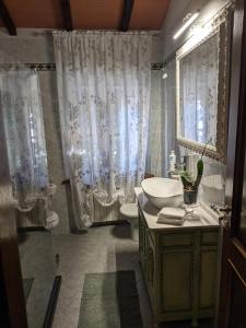uma casa de banho com um lavatório e um WC em La Rosetta em Querceta