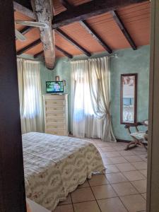 um quarto com uma cama, uma cómoda e uma janela em La Rosetta em Querceta
