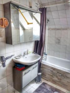 ein Badezimmer mit einem Waschbecken und einer Badewanne in der Unterkunft Ferienwohnung Klagenfurt in Klagenfurt am Wörthersee