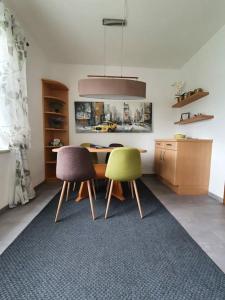 eine Küche mit einem Tisch und 2 Stühlen in der Unterkunft Ferienwohnung Klagenfurt in Klagenfurt am Wörthersee