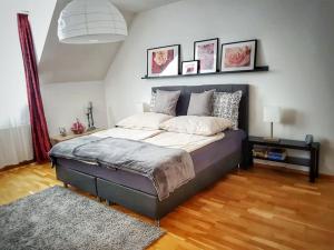 ein Schlafzimmer mit einem großen Bett in einem Zimmer in der Unterkunft Ferienwohnung Klagenfurt in Klagenfurt am Wörthersee