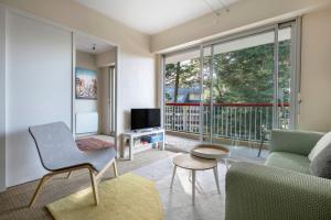 Televízia a/alebo spoločenská miestnosť v ubytovaní Charmant appartement à 200 m de la mer!