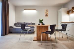 维帕瓦Posestvo Rouna - winery and apartments的带桌椅和沙发的客厅