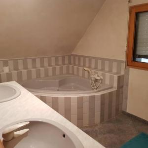 Kúpeľňa v ubytovaní Magnifique villa avec piscine intérieure