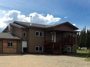 una casa con terraza y escaleras delante en 5 Star Denali Park Spacious Family Home, en Healy