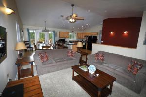 Sala de estar con 2 sofás y mesa en 5 Star Denali Park Spacious Family Home, en Healy