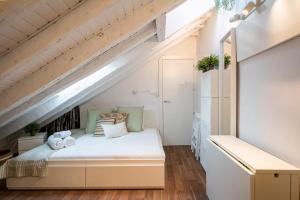 A bed or beds in a room at Zaragoza 9 Plaza Mayor