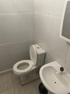 ein Badezimmer mit Toilette und Waschbecken in der Unterkunft Hotel Expresso Econômico Novo Gama in Novo Gama