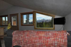 TV a/nebo společenská místnost v ubytování Denali King Suite with Amazing Views