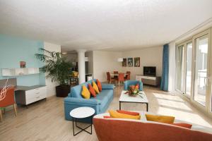 ein Wohnzimmer mit einem blauen Sofa und einem Tisch in der Unterkunft Royal Islander Club Resort La Plage in Lowlands
