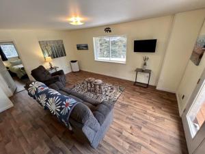 Sala de estar con 2 sofás y TV en Denali National Park 2 King Bedroom Hideaway with Amazing Views, en Healy
