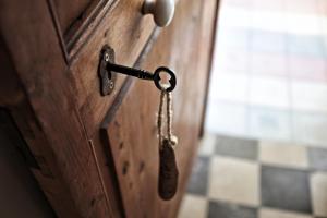 una puerta de madera con una llave colgando de ella en Ca's Papà en Valldemossa