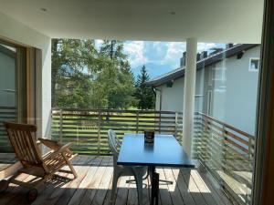 Un patio con una mesa y sillas en una terraza. en Curvér 3002 Ir Apart Irene, en Lenz