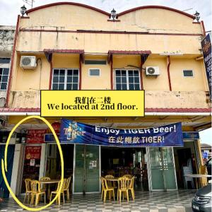 a building with a sign that says we located at and floor at Hotel Langkap 冷甲酒店 in Kampung Degong
