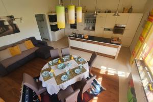 z salonu i kuchni ze stołem i krzesłami w obiekcie MiLo16 w mieście Großlobming