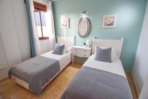 Posteľ alebo postele v izbe v ubytovaní Penthouse 17A, Frigiliana 2 bedroom, Pool, Large Terrace and Amazing views in the center of Frigiliana HansOnHoliday Rentals
