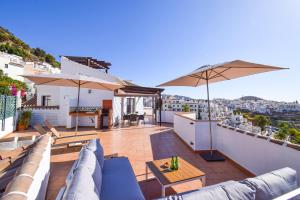 Balkón alebo terasa v ubytovaní Penthouse 17A, Frigiliana 2 bedroom, Pool, Large Terrace and Amazing views in the center of Frigiliana HansOnHoliday Rentals