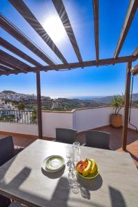 Balkón alebo terasa v ubytovaní Penthouse 17A, Frigiliana 2 bedroom, Pool, Large Terrace and Amazing views in the center of Frigiliana HansOnHoliday Rentals