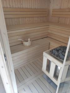 uma sauna com um banco no meio em WILLA SZELIGÓWKA KOŚCIELISKO em Kościelisko