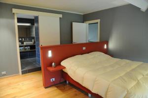 a bedroom with a bed and a bathroom at Livingstone in La-Roche-en-Ardenne