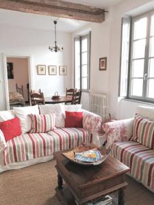 a living room with two couches and a coffee table at Limoux Vacances in Limoux