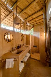 Un baño grande con dos lavabos y una bañera. en Bamboo Tree House romantic & luxury retreat, en Brisas de Zicatela