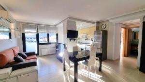 Posada de LlanesにあるApartamento La Terraza del Paraisoのテーブルとキッチンのあるリビングルーム