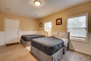 מיטה או מיטות בחדר ב-Dreamy Acworth Home with Resort-Style Amenities!