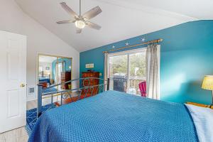 Sweet Dream MCA #155 في مانزانيتا: غرفة نوم زرقاء مع سرير ومروحة سقف