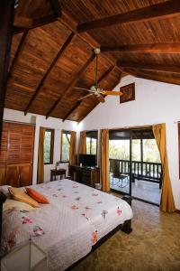 a bedroom with a bed and a ceiling fan at Finca Los Caballos Montezuma in Montezuma