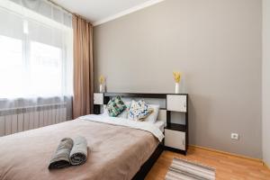 1 dormitorio con 1 cama grande y ventana grande en В спокойном районе в центре города - 2 комнатная en Almaty