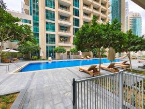 Bazén v ubytování Lovely 1BR in Downtown Dubai - Boulevard Central nebo v jeho okolí