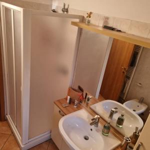 ein Bad mit einem Waschbecken und einem Spiegel in der Unterkunft Casa vacanze il Tuffetto in Olginate