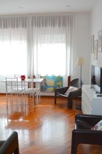 sala de estar con mesa y sillas en Casa D'Amato Salerno, en Salerno