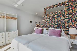 A bed or beds in a room at Suite Deluxe Face Mer Apart Malaga