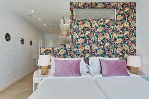 A bed or beds in a room at Suite Deluxe Face Mer Apart Malaga