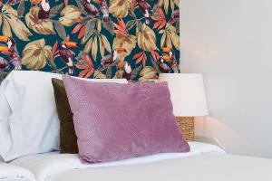 A bed or beds in a room at Suite Deluxe Face Mer Apart Malaga