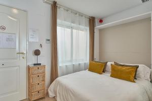 A bed or beds in a room at Suite Deluxe Face Mer Apart Malaga