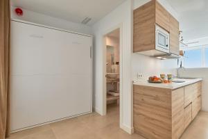 A kitchen or kitchenette at Suite Deluxe Face Mer Apart Malaga