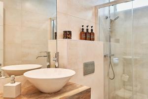 A bathroom at Suite Deluxe Face Mer Apart Malaga
