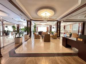 巴库Modern Hotel的大楼内带桌椅的大堂