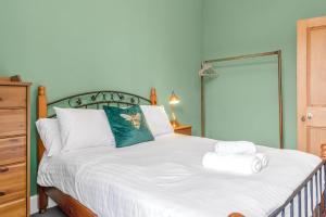 Katil atau katil-katil dalam bilik di Bright and Quiet Edinburgh Home