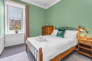 A bed or beds in a room at Bright and Quiet Edinburgh Home